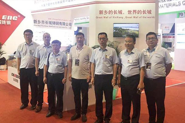 與中鑄協(xié)執(zhí)行副會(huì)長(zhǎng)兼秘書(shū)長(zhǎng)張志勇(右三)合影 與中鑄協(xié)執(zhí)行副會(huì)長(zhǎng)兼秘書(shū)長(zhǎng)張志勇(右三)合影